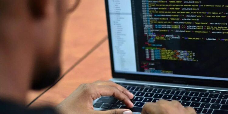 La trampa de los cursos para aprender a programar en meses: “Te endeudas y no consigues trabajo”