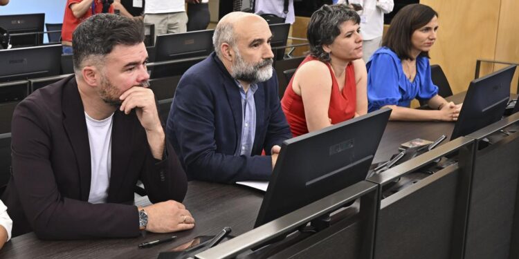 Sumar y el resto de socios aprietan al PSOE con una ley para regular los alquileres temporales