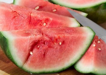 Cómo elegir la sandía perfecta: el truco de los fruteros expertos para combatir el calor