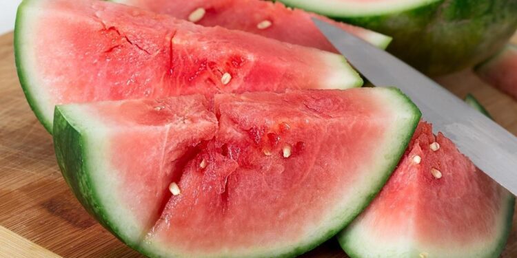 Cómo elegir la sandía perfecta: el truco de los fruteros expertos para combatir el calor