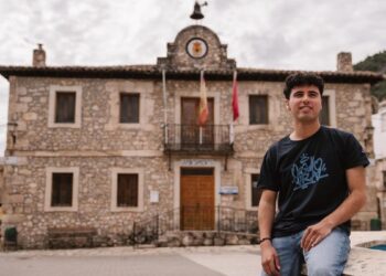 Enrique, el alcalde veinteañero que retrata en TikTok la vida de su pueblo de ’10 habitantes en invierno’: ‘Es una realidad que muchos no conocen’