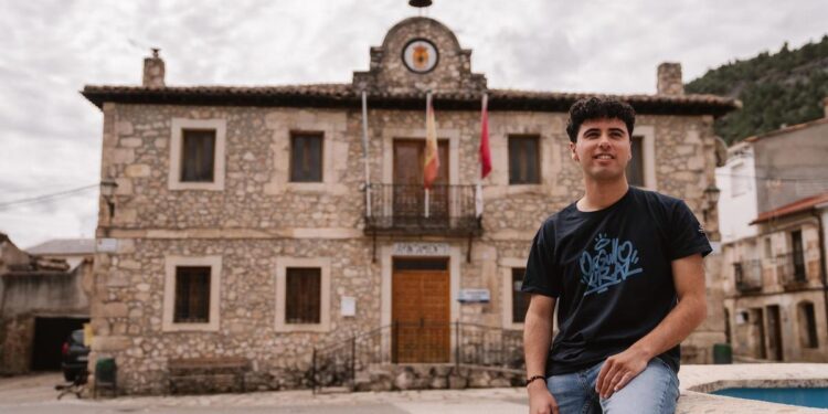 Enrique, el alcalde veinteañero que retrata en TikTok la vida de su pueblo de ’10 habitantes en invierno’: ‘Es una realidad que muchos no conocen’