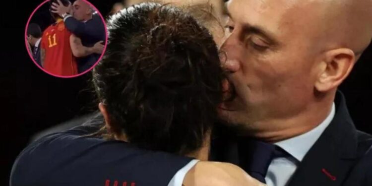 Sale a la luz el otro ‘beso con fuerza’ de Rubiales a la inglesa Bronze tras la final del Mundial