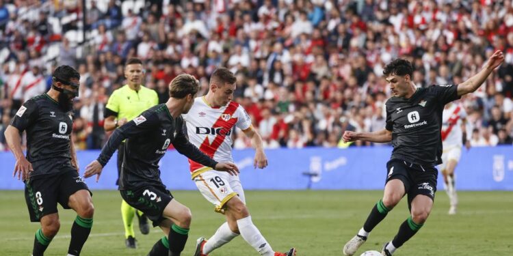 El Rayo recupera la sonrisa ante el Betis