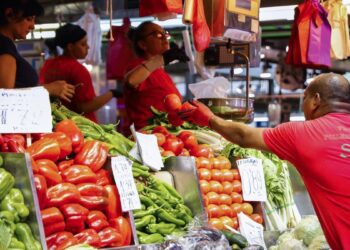 Este es el ingenioso y sorprendente  truco de un joven para no pagar bolsa en el supermercado