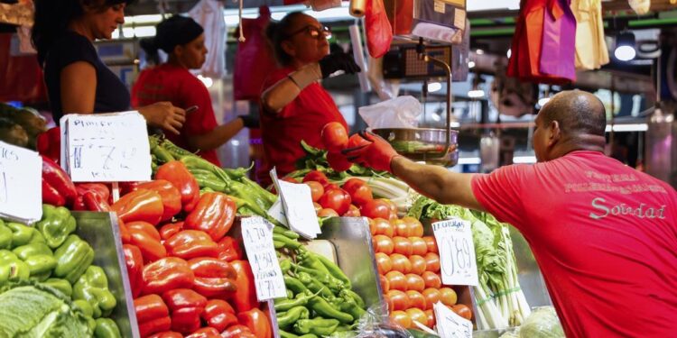 Este es el ingenioso y sorprendente truco de un joven para no pagar bolsa en el supermercado