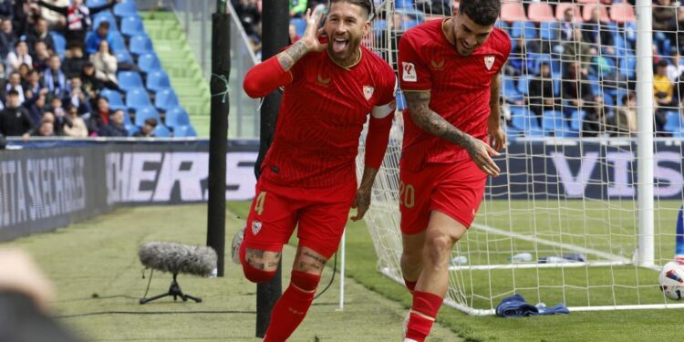 Ramos aleja al Sevilla del descenso