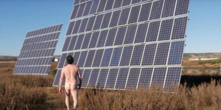 Un corto relata el drama de los afectados por el plan fotovoltaico: ‘Es la mayor estafa de la democracia’
