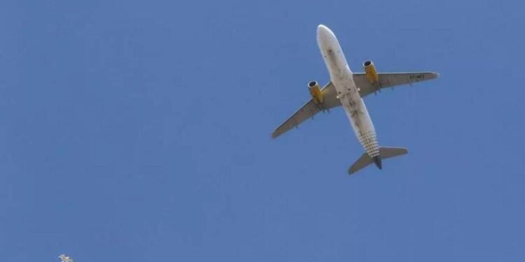 Un abogado de Ibiza gana a Vueling: obligada a devolverle el dinero de la maleta de mano