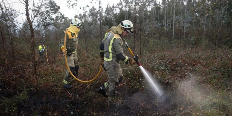 CSIF, CCOO y UGT amenazan con movilizaciones si no se aprueba la ley de Bomberos Forestales antes de verano