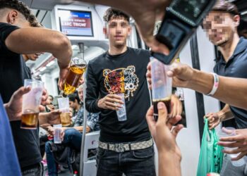 La generación Z está (un poco) harta de glorificar sexo y drogas: el neopuritanismo que avanza entre los jóvenes