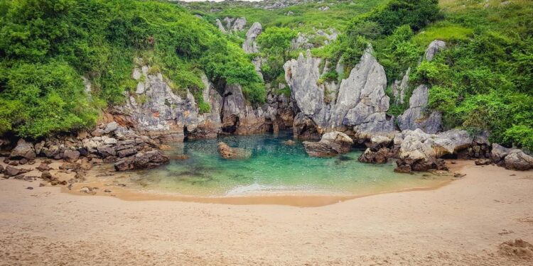 Ni Canarias ni Baleares: si eres amante del silencio y la tranquilidad, esta es la playa más recomendada de España