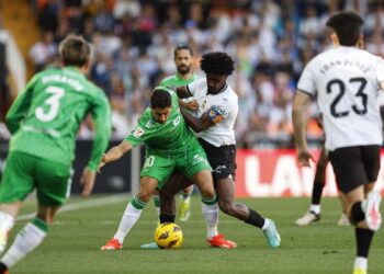 Ayoze adelanta al Betis en la lucha con el Valencia por Europa
