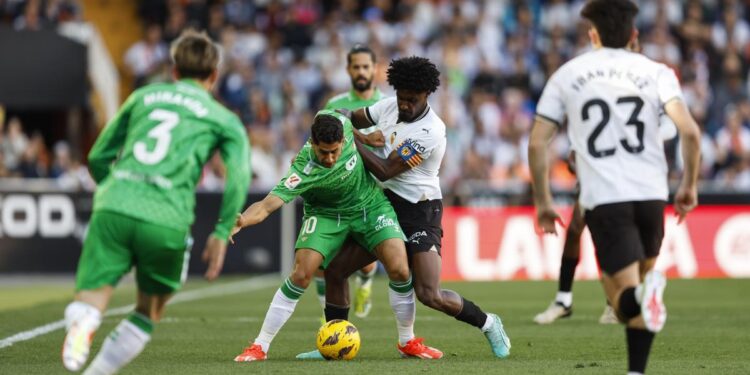 Ayoze adelanta al Betis en la lucha con el Valencia por Europa