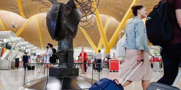 Este será el tamaño definitivo de las maletas de mano en los aviones en 2024