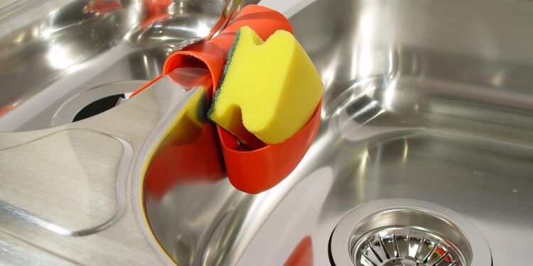 Estás acumulando bacterias: este es el tiempo que tiene que pasar para cambiar de estropajo