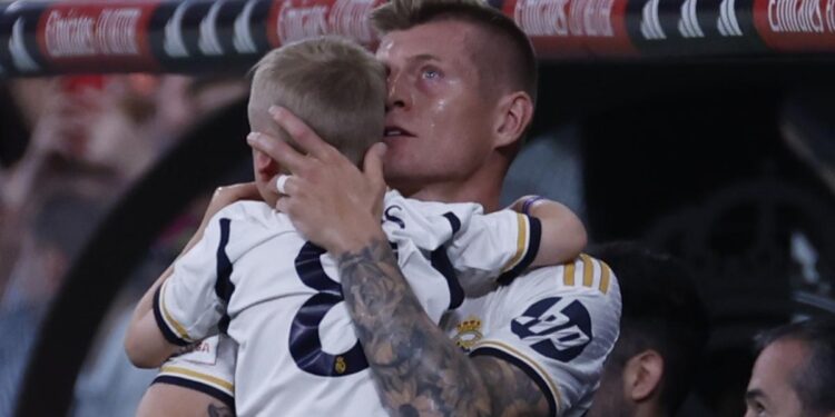 El Bernabéu despide a Kroos como una leyenda y el once de Wembley no pasa del empate