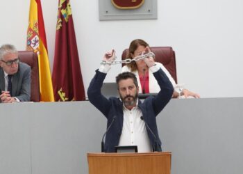 Un diputado de Podemos en la Región de Murcia se encadena las manos tras ser sancionado con un mes sin sueldo