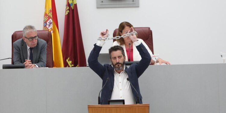 Un diputado de Podemos en la Región de Murcia se encadena las manos tras ser sancionado con un mes sin sueldo