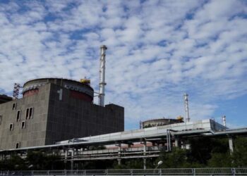 Zelenski acusa a las tropas rusas de provocar un incendio en la central nuclear de Zaporiyia