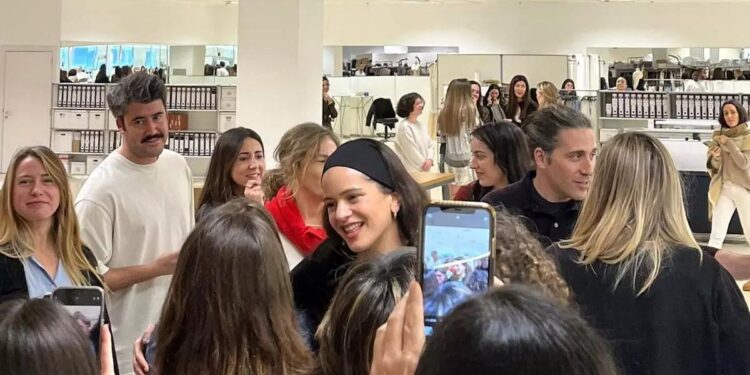 Rosalía se presenta en la central de Inditex en Arteixo: ‘Es una visita de carácter privado’