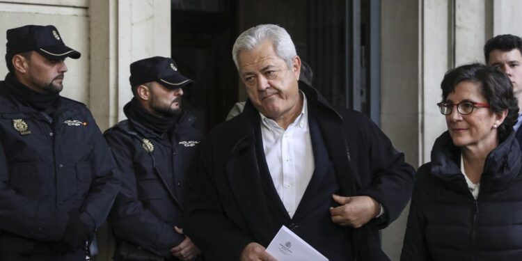 El Tribunal Constitucional absuelve la malversación en los ERE y excarcela al primero de los excargos en prisión