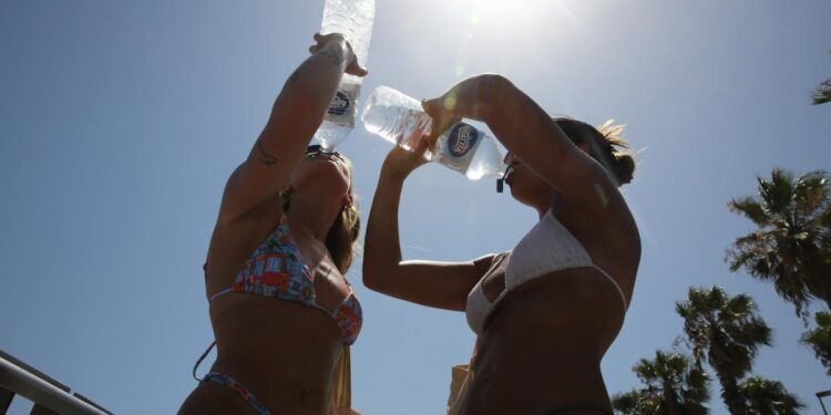 El calor no cesa: las once comunidades con alertas de la AEMET por altas temperaturas