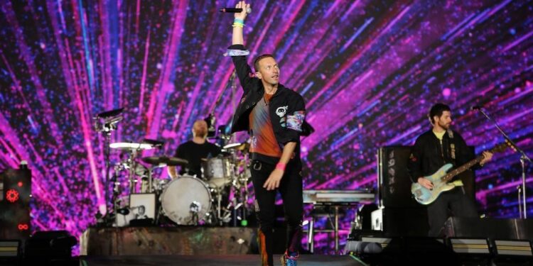 La inesperada (y multitudinaria) colaboración de Coldplay causa sorpresa entre sus seguidores