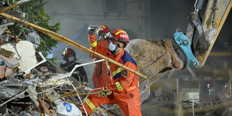 Un edificio se viene abajo en China dejando al menos tres muertos y un herido