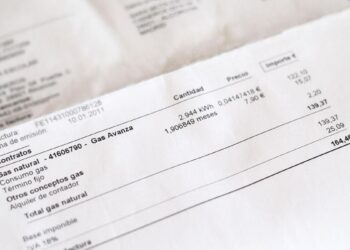 Las eléctricas urgen quitar del recibo impuestos y otros costes para que los consumidores perciban la bajada de la luz