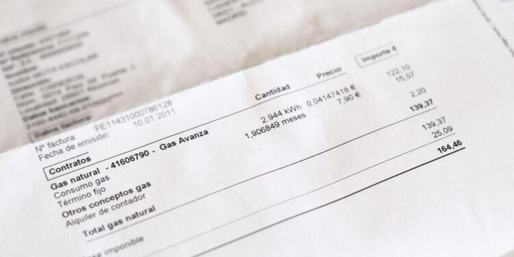 Las eléctricas urgen quitar del recibo impuestos y otros costes para que los consumidores perciban la bajada de la luz