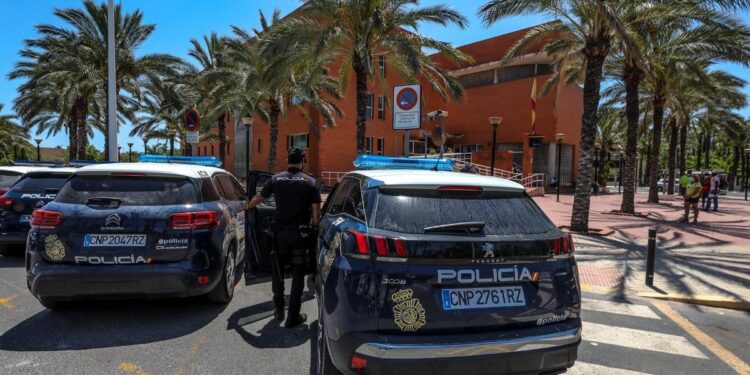 Una menor de 15 años apuñala a su madre y se autolesiona con un cuchillo en Elche
