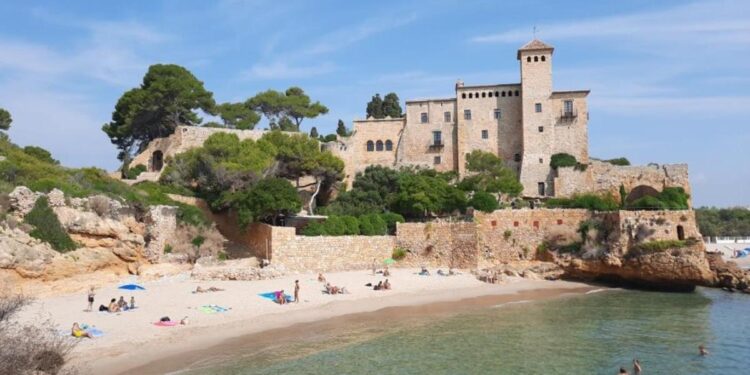Ni Almería, ni Málaga: esta playa única en España se esconde bajo un castillo