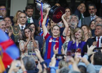 Las jugadoras del Barça se tuvieron que poner ellas mismas las medallas de campeonas de Copa