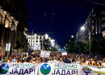 Miles de personas se manifiestan en Serbia en contra del Gobierno