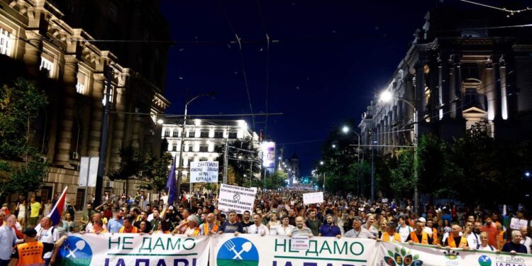 Miles de personas se manifiestan en Serbia en contra del Gobierno