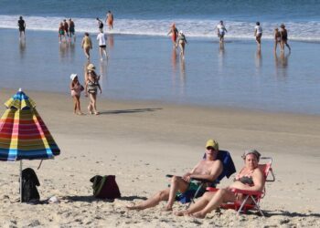 Vacaciones entre la tumbona y el móvil: ‘Estamos ‘enganchados’ al trabajo, a revisar el email, a contestar llamadas…’