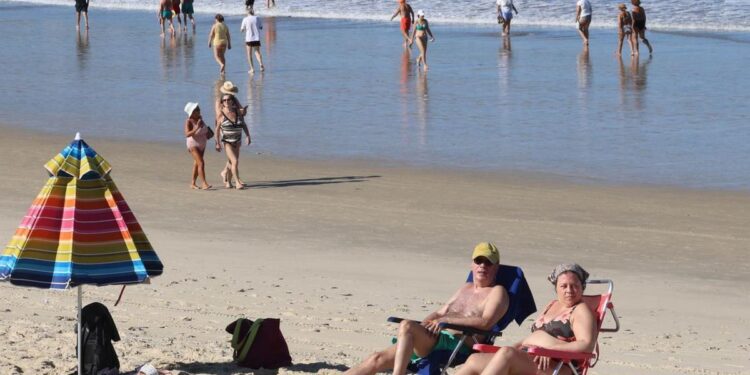 Vacaciones entre la tumbona y el móvil: ‘Estamos ‘enganchados’ al trabajo, a revisar el email, a contestar llamadas…’