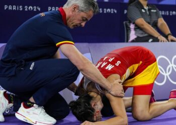 El doctor Manuel Leyes, tras operar a Carolina Marín: ‘Ha ido todo bien, se había hecho bastante daño’