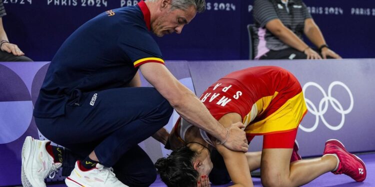 El doctor Manuel Leyes, tras operar a Carolina Marín: ‘Ha ido todo bien, se había hecho bastante daño’