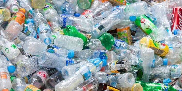 Solo el 36% de las botellas de plástico se recogen separadamente en España, según un informe