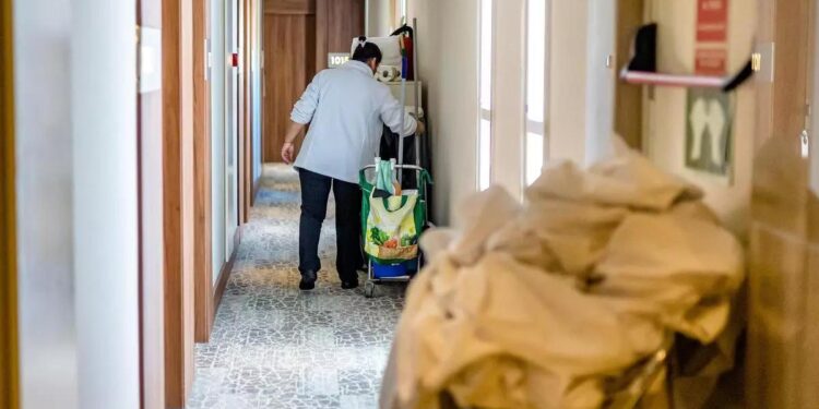 Las kellys piden a la patronal negociar su jubilación anticipada