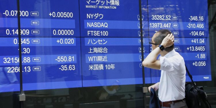 El Banco de Japón busca calmar a los mercados y sugiere que aplazará las subidas de tipos