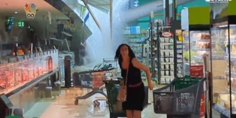 ‘Salí un momento a ver si el granizo caía sobre mi coche y se desplomó el techo del supermercado’
