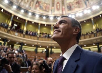 Investidura de Pedro Sánchez, última hora en directo | Tensión en Ferraz: lluvia de botellas y latas tras la investidura de Sánchez