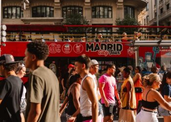 Madrid a vista de turista: un recorrido en bus por un decorado vacío por el calor