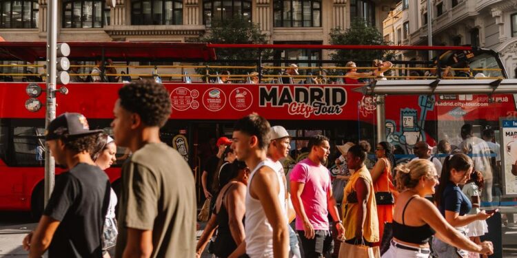 Madrid a vista de turista: un recorrido en bus por un decorado vacío por el calor