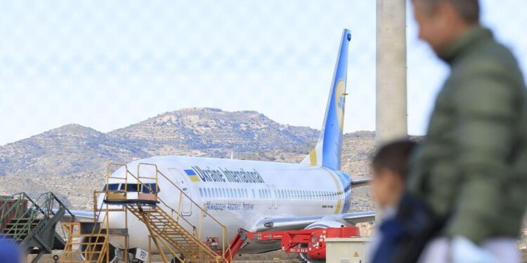 La Unión Europea arma a Ucrania y cierra su espacio aéreo a los aviones rusos