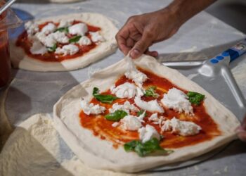 Exceso de sal y hasta 17 aditivos perjudiciales: las pizzas de supermercado suspenden la Escala Saludable de la OCU