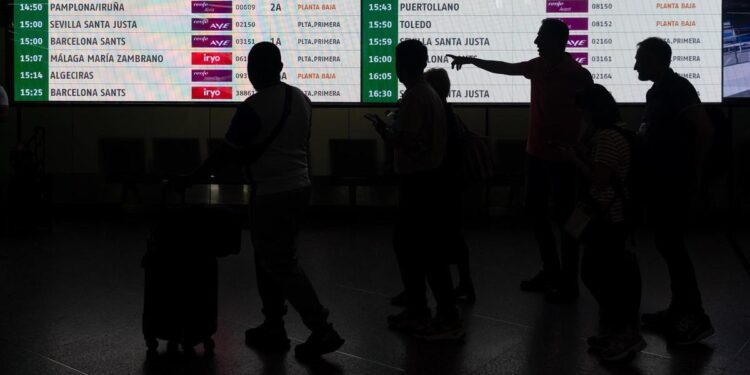 El número de pasajeros en la alta velocidad se dispara en mayo un 20,4% y en la media distancia un 24,2%